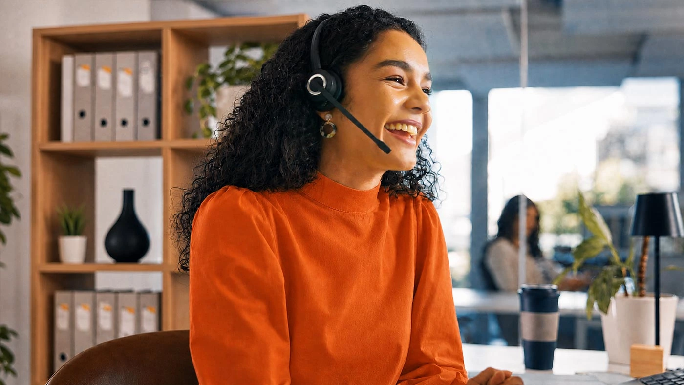 Mitarbeiterin von Greven Medien mit Headset im Kundengespr&auml;ch