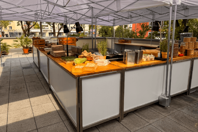 Buffet im Freien beim Sommerfest