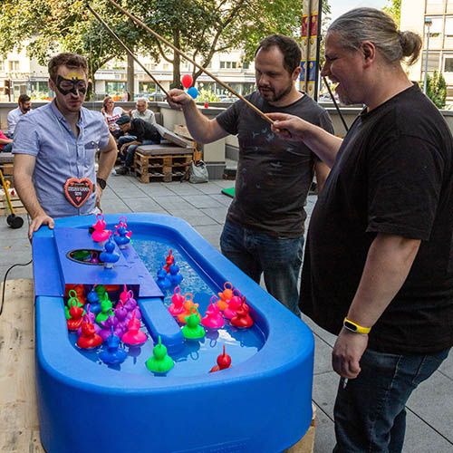 Entenangeln an einem blauen Becken beim Sommerfest