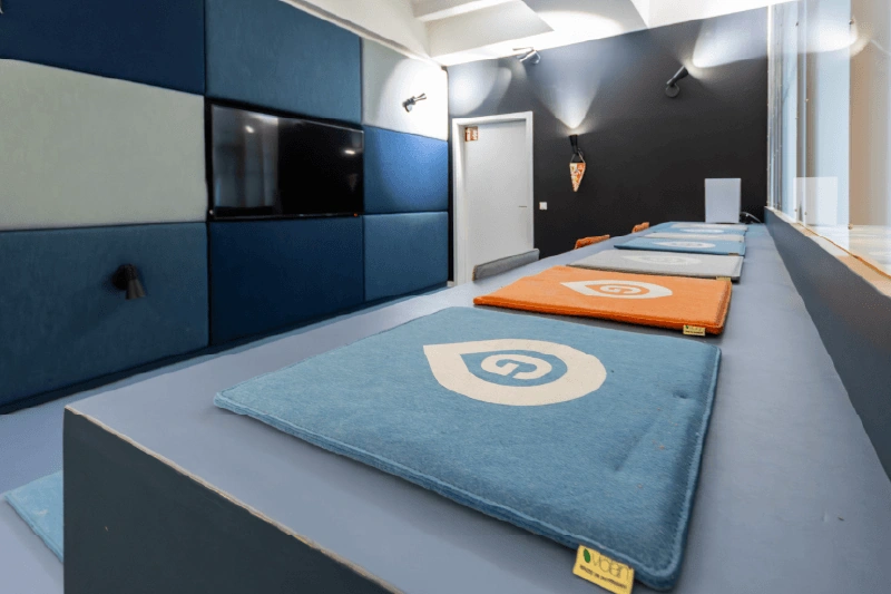 Spielbereich mit Airhockey-Tisch