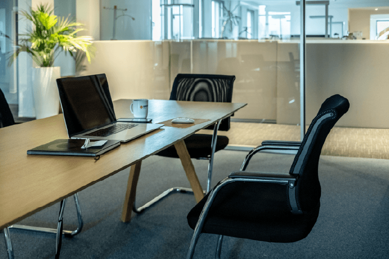 Arbeitsplatz mit Laptop, Schreibtisch und Bürostuhl