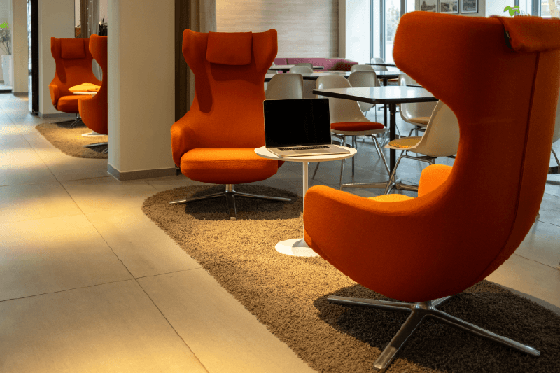 Lounge mit orangefarbenen Ohrensesseln