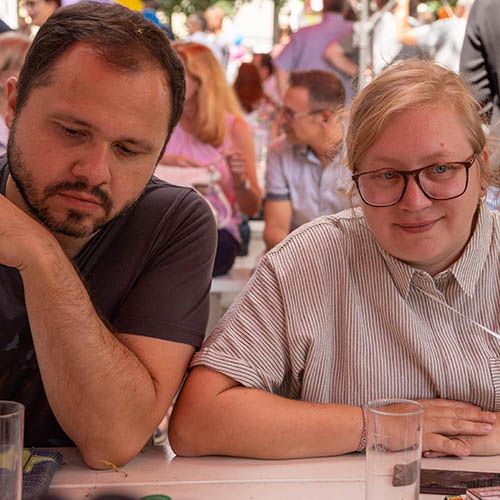 Zwei Kollegen im Gespräch beim Sommerfest