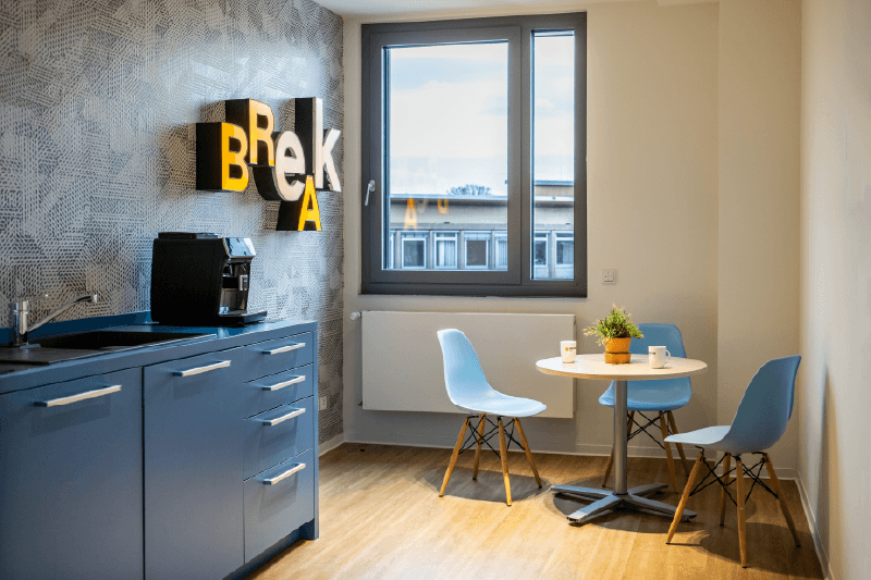Pausenraum mit Kaffeemaschine und Break-Schriftzug