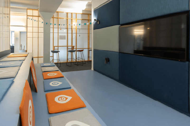 Spielbereich mit Airhockey-Tisch und Bildschirm
