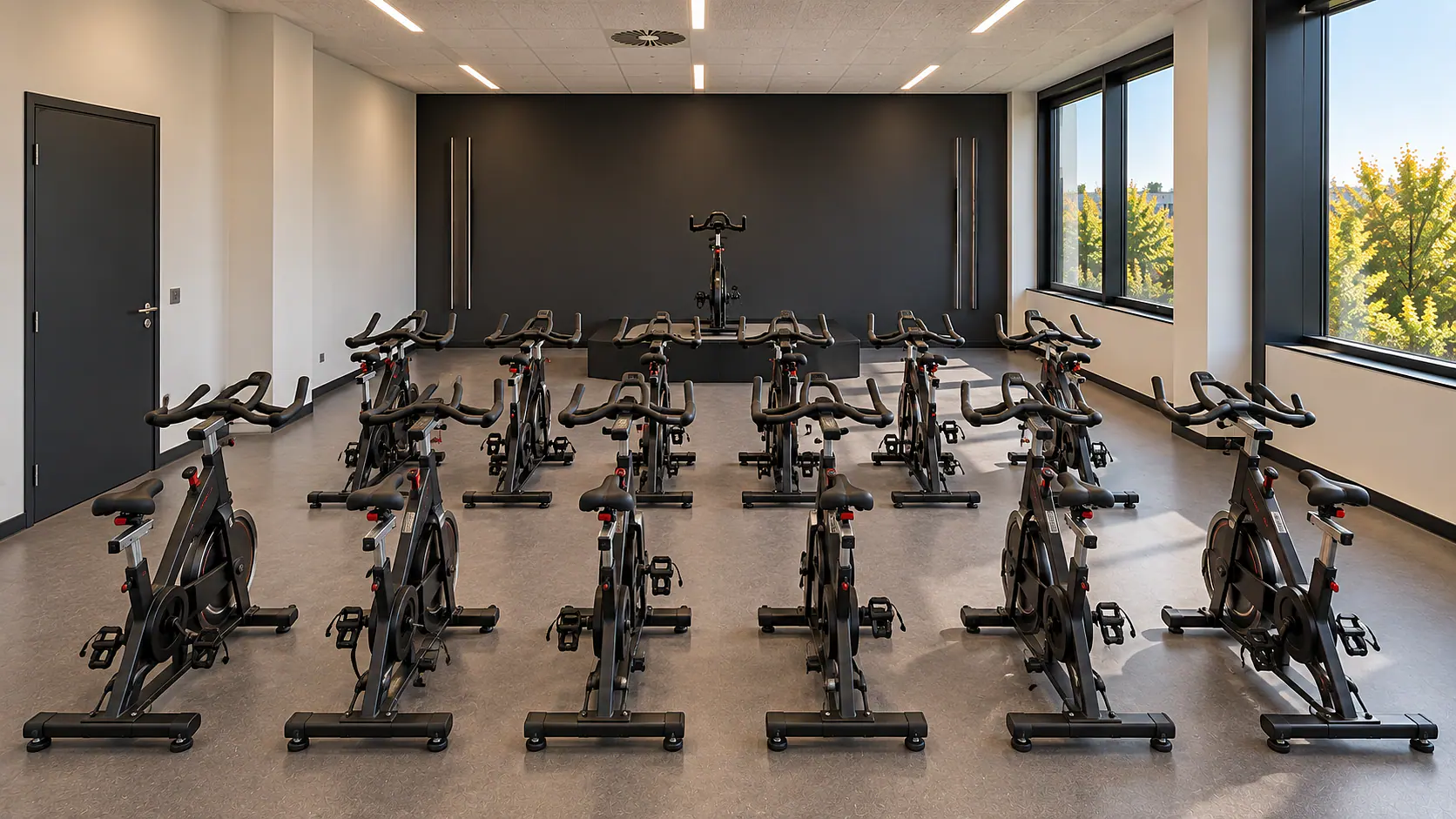 Cycling-Raum mit 18 Teilnehmerbikes und einem Trainerbike.