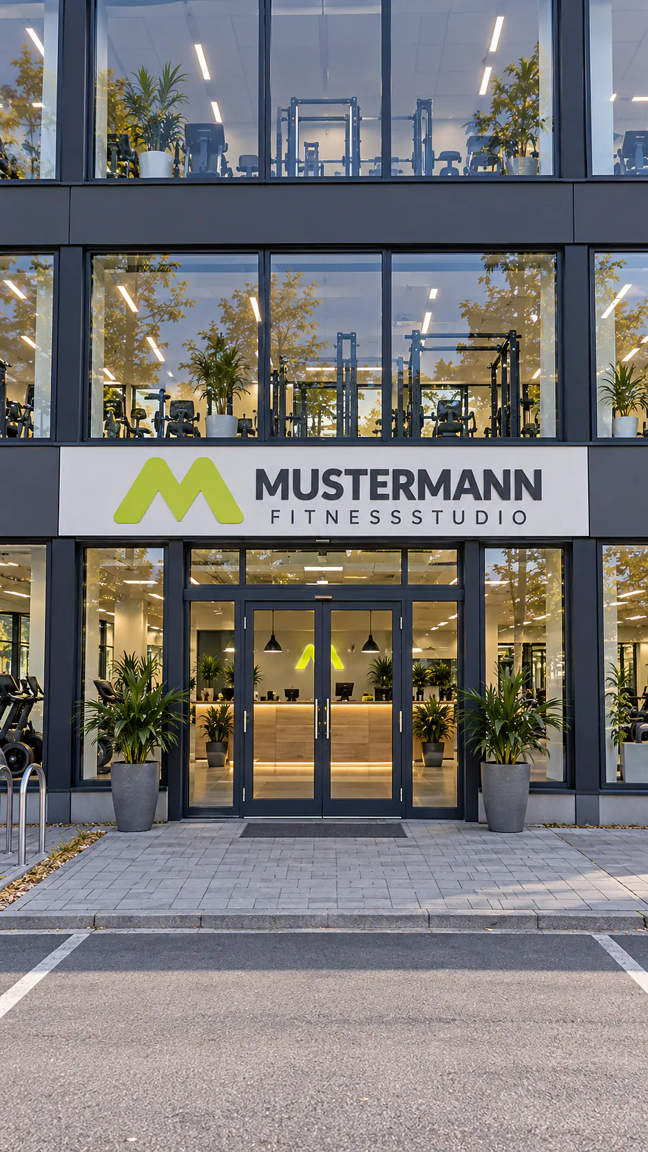Eingang des Fitnessstudios Mustermann mit Schriftzug über der Glastür.