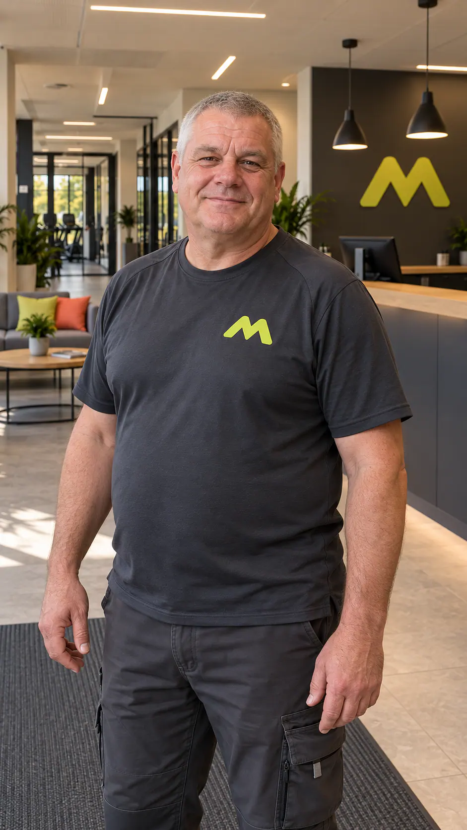 Jens Mustermann im Studio-Shirt am Empfang.