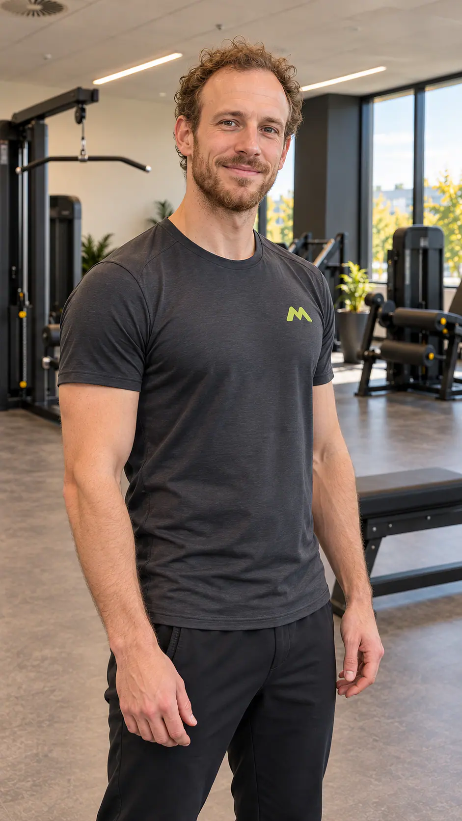 Leon Mustermann im Studio-Shirt im Gerätebereich.