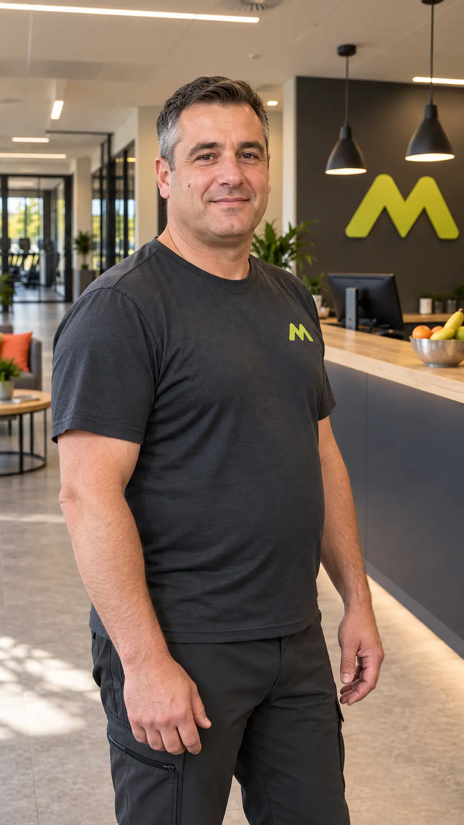 Tarek Mustermann vor der Empfangstheke.