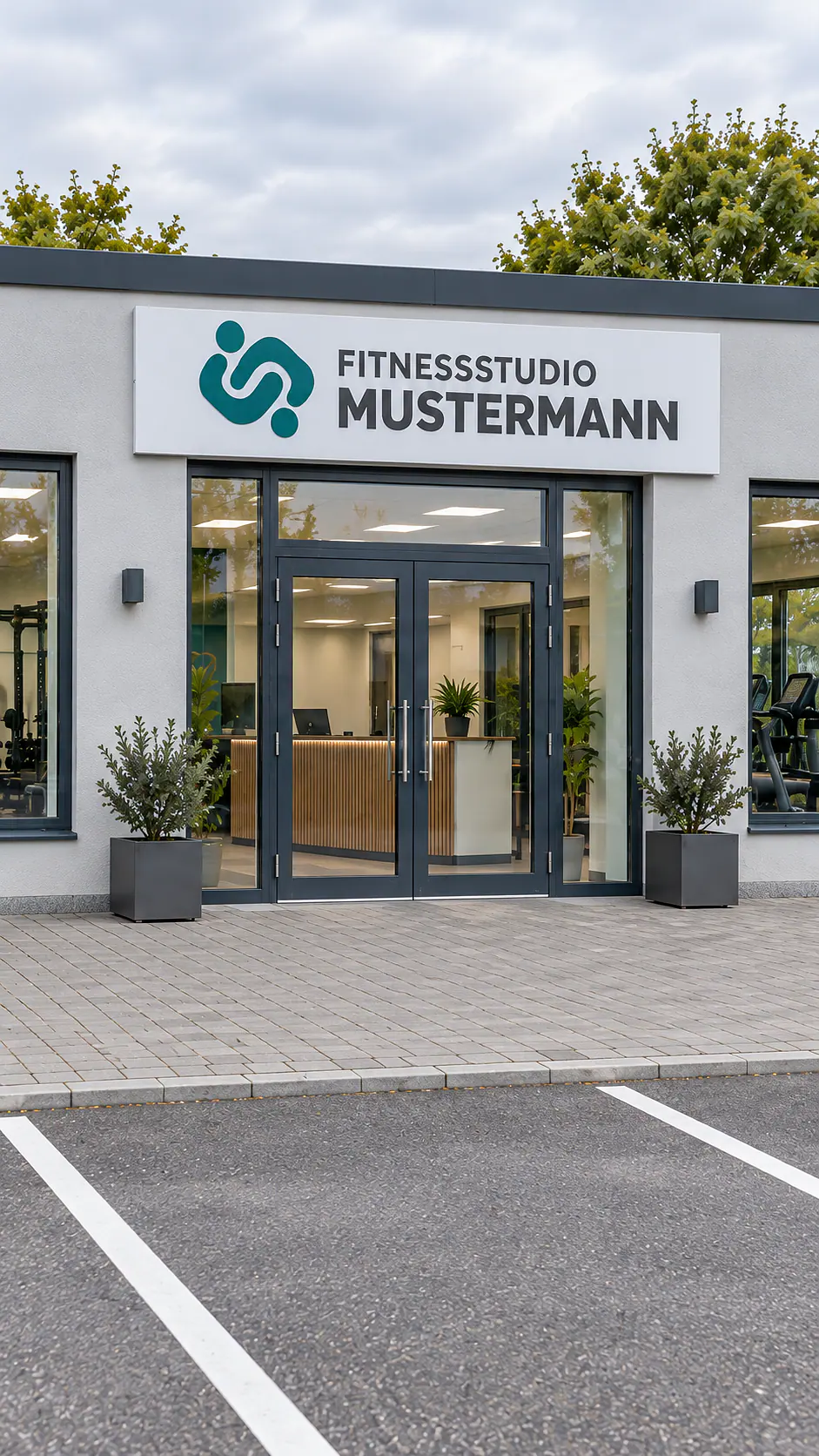 Eingang des Fitnessstudios Mustermann im Hochformat.