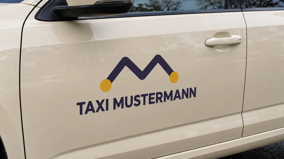 Violett-gelbe Firmenkennzeichnung auf der elfenbeinfarbenen Vordertür eines Taxis.