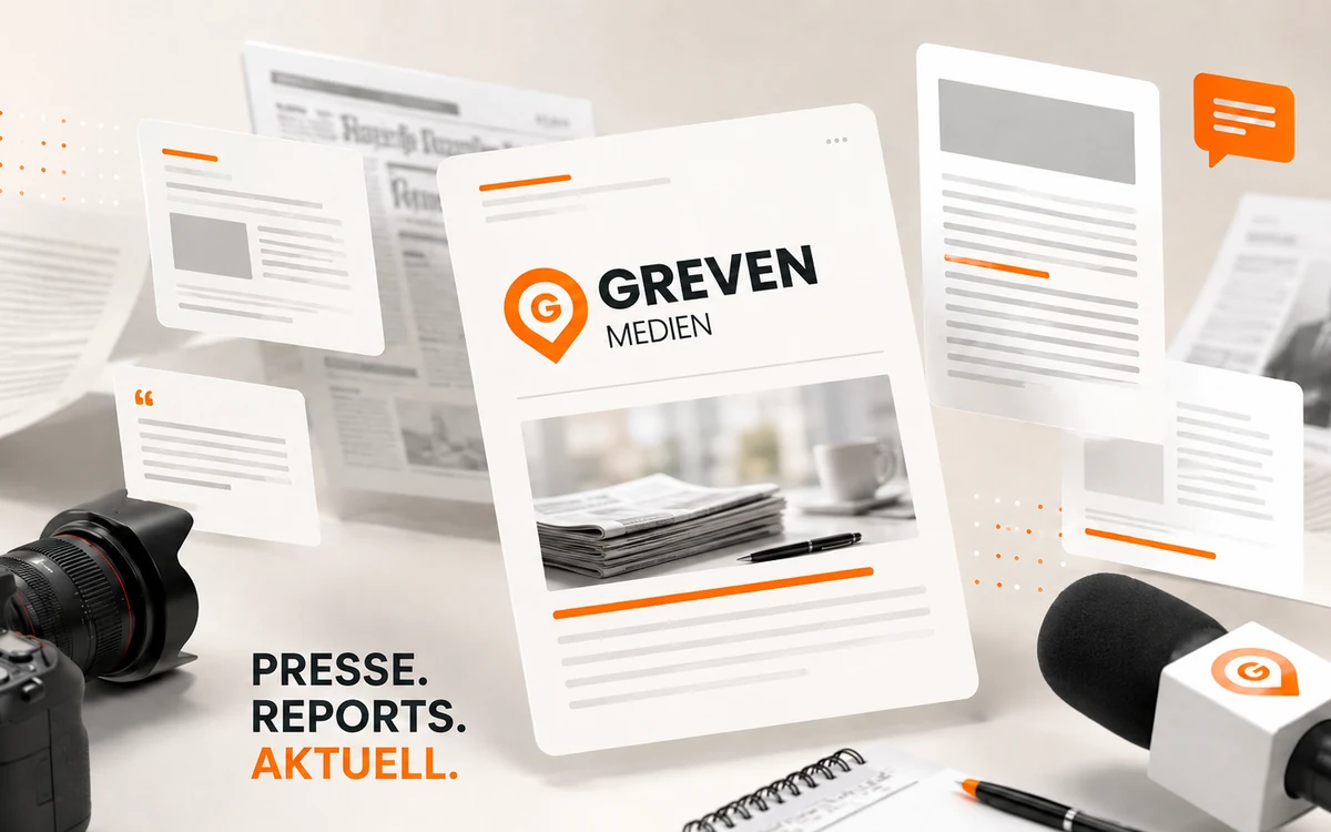 Pressemappe von Greven Medien zwischen Zeitungsseiten, Kamera und Mikrofon &ndash; Schriftzug &bdquo;Presse. Reports. Aktuell.&ldquo;