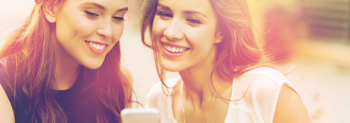 Zwei Frauen schauen auf einem Smartphone Instagram Ads
