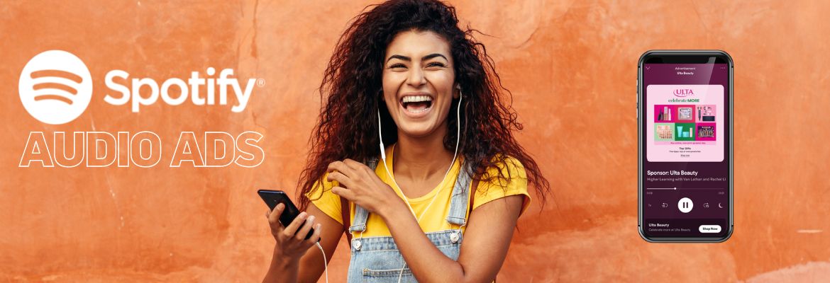 Frau mit Smartphone und Kopfhörern, Darstellung eines Spotify Ads Werbebanners