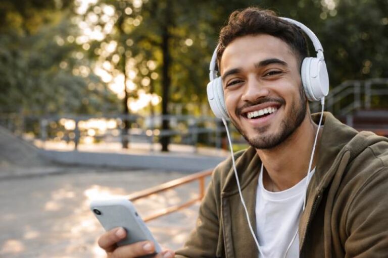 Mann hört Audio Marketing Spot