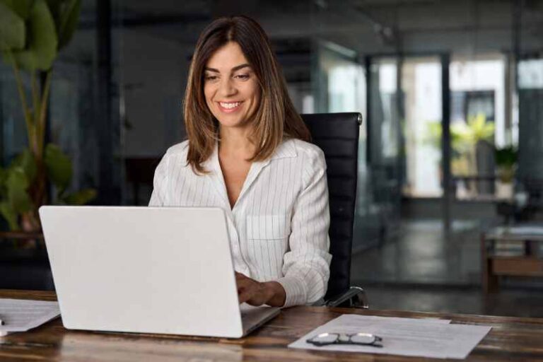 Local SEO Managerin arbeitet am Laptop