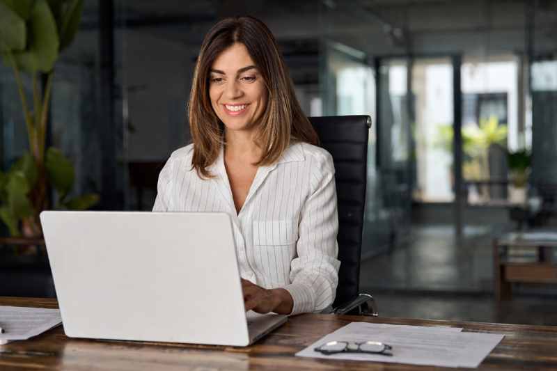 Local SEO Managerin arbeitet am Laptop
